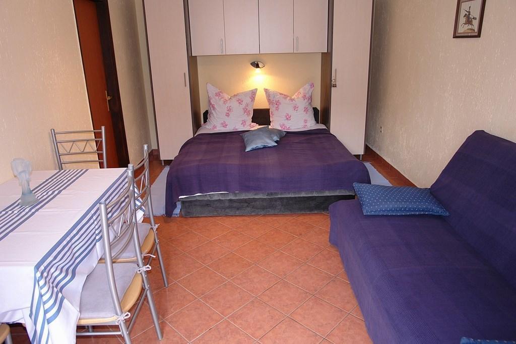2 Bedroom Amazing Apartment In Crikvenica Phòng bức ảnh