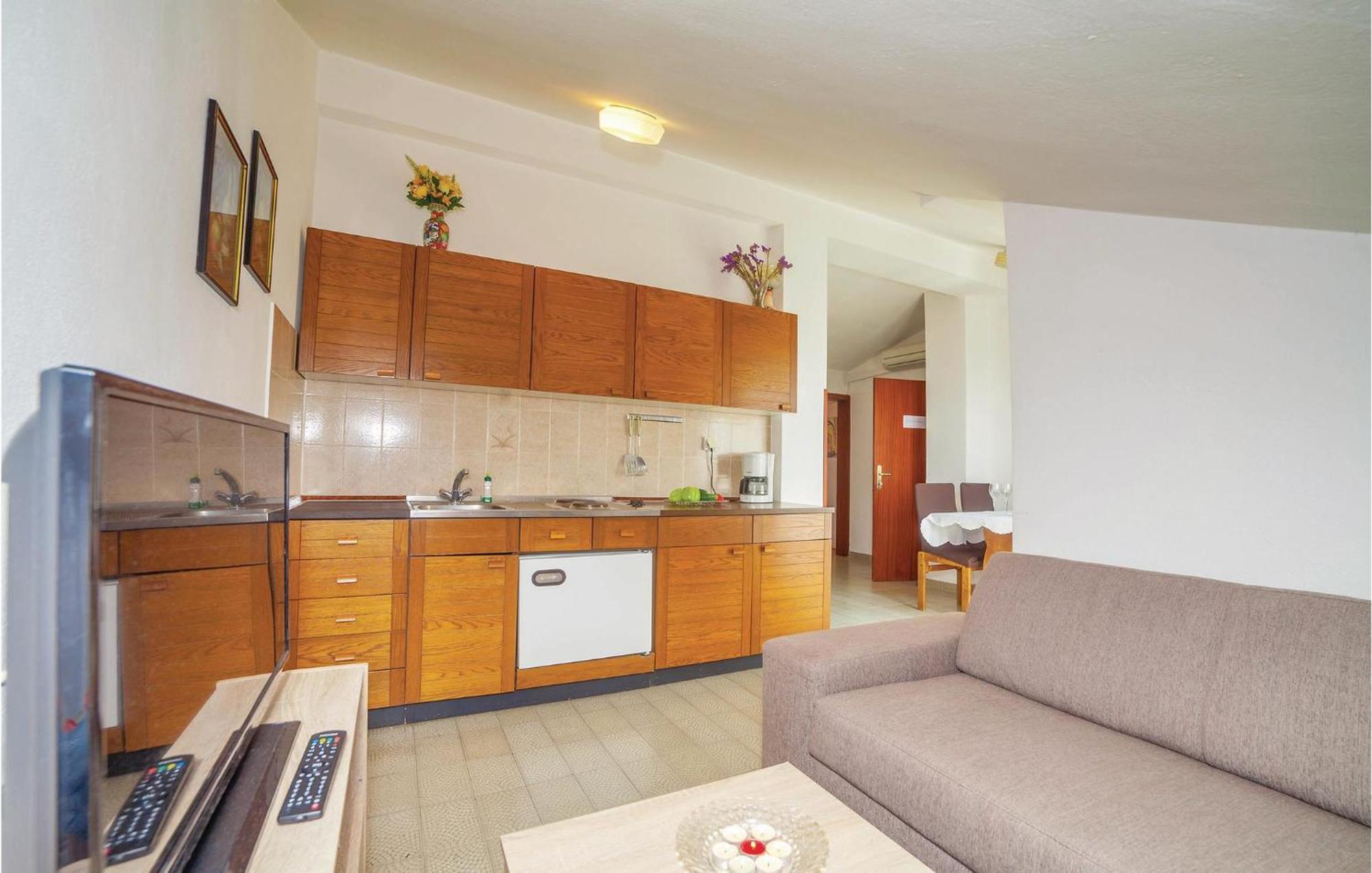 2 Bedroom Amazing Apartment In Crikvenica Ngoại thất bức ảnh