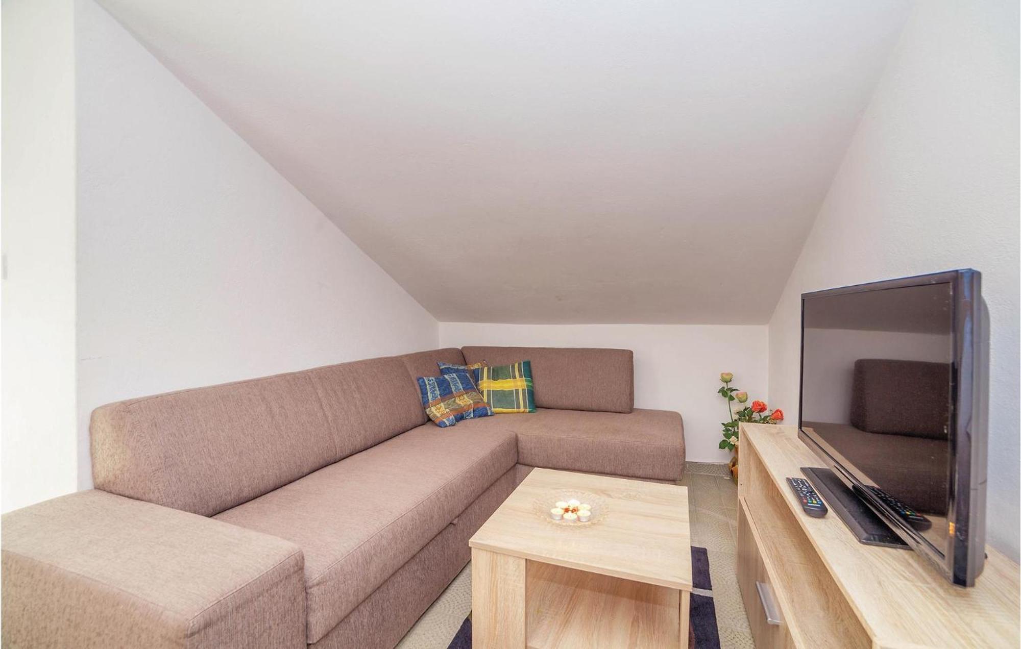 2 Bedroom Amazing Apartment In Crikvenica Ngoại thất bức ảnh