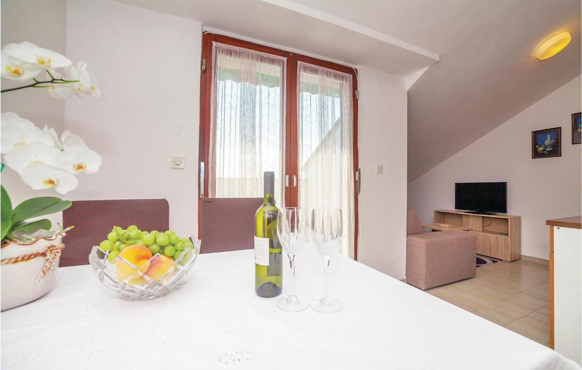2 Bedroom Amazing Apartment In Crikvenica Ngoại thất bức ảnh