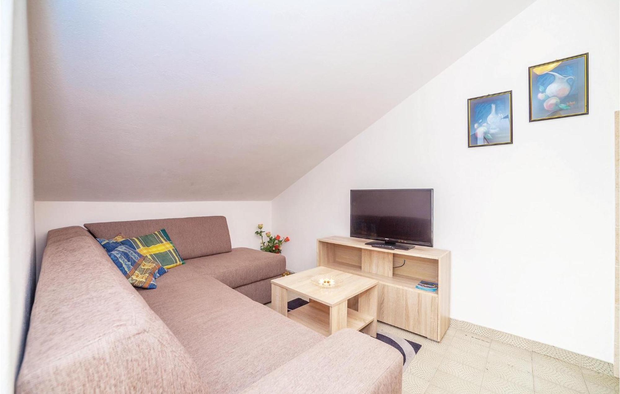2 Bedroom Amazing Apartment In Crikvenica Ngoại thất bức ảnh