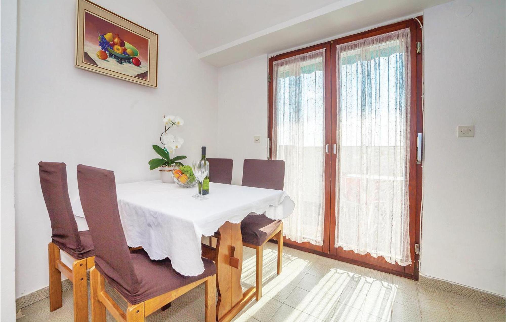 2 Bedroom Amazing Apartment In Crikvenica Ngoại thất bức ảnh