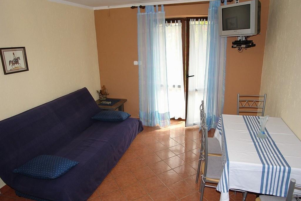 2 Bedroom Amazing Apartment In Crikvenica Phòng bức ảnh